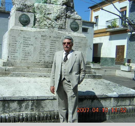 Nicola Filardi ritratto con sfondo il monunento di Dasā